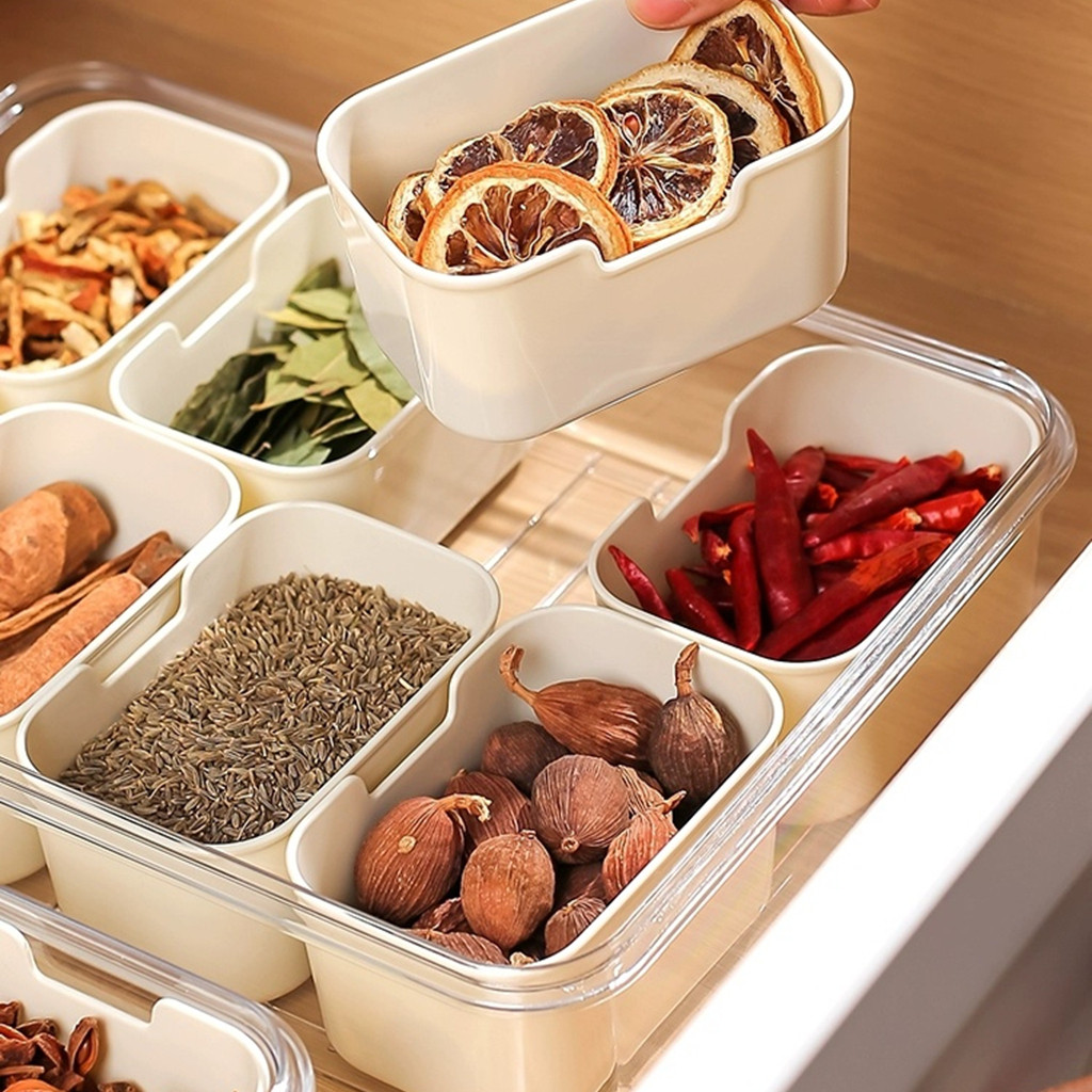 Organizador aberto mostrando as 8 divisórias com alimentos